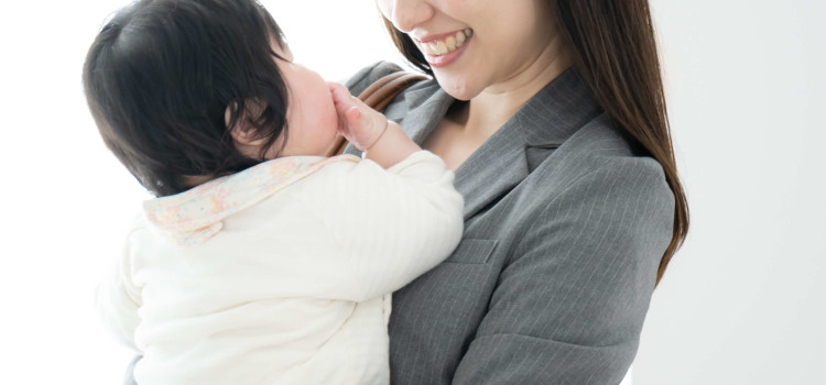 赤ちゃんを抱っこする女性