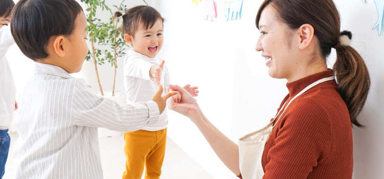 保育士と子どもたち