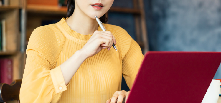考える女性