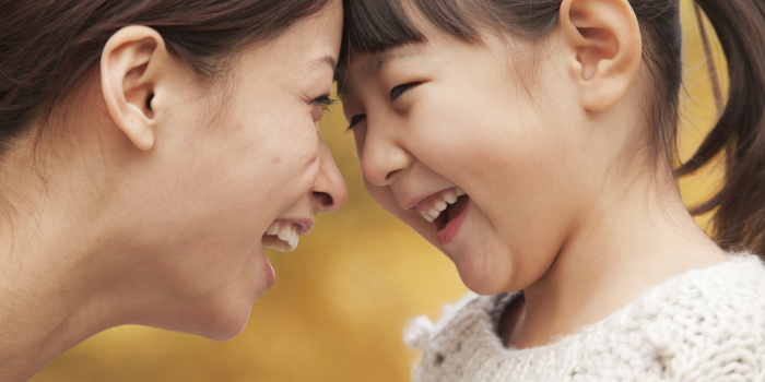 笑顔の母親と子供