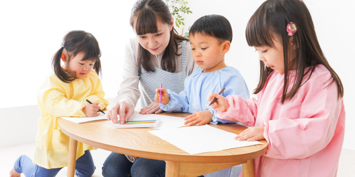 保育士と3名の子どもたち